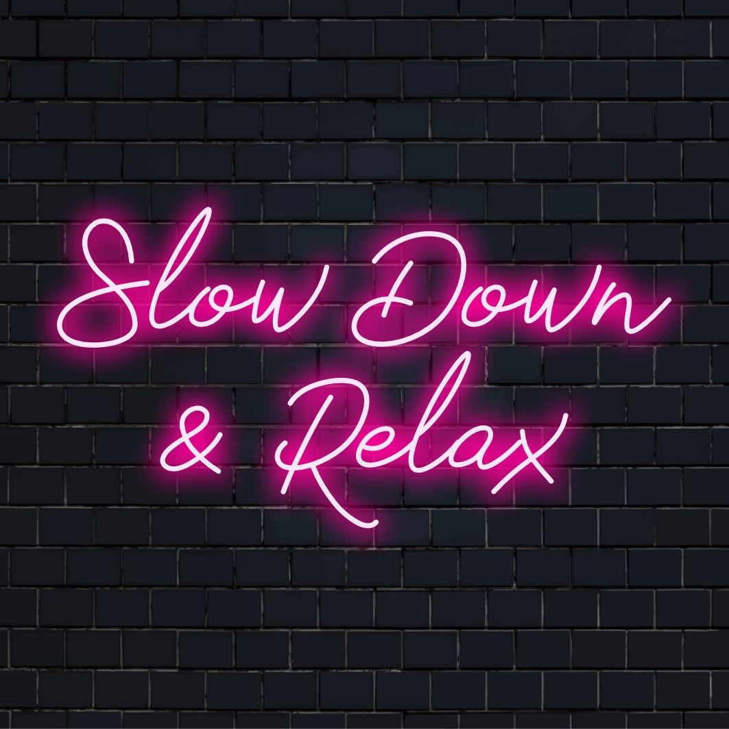 LED-neonreclame met de tekst 'Slow Down and Relax'; een rustgevend, op maat gemaakt neondecoratiestuk voor een rustige ambiance.