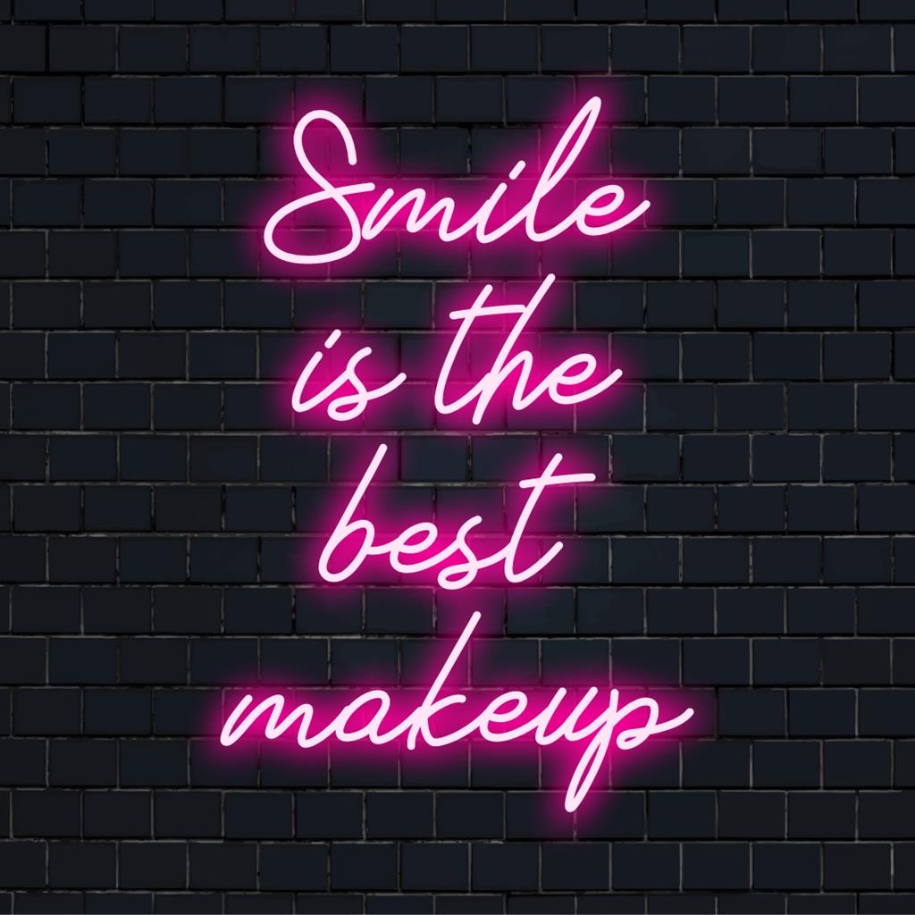 Een aangepast LED-neonbord met de tekst Smile Is The Best Makeup, ideaal om elke ruimte een levendige persoonlijkheid te geven.