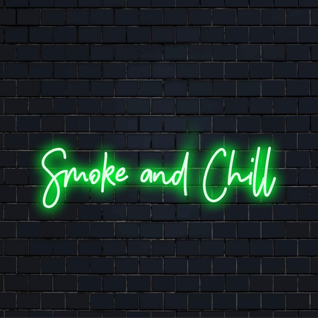 LED-neonreclame met de strakke tekst Smoke And Chill; perfect voor liefhebbers van moderne interieurs die op zoek zijn naar een ontspannen sfeer.