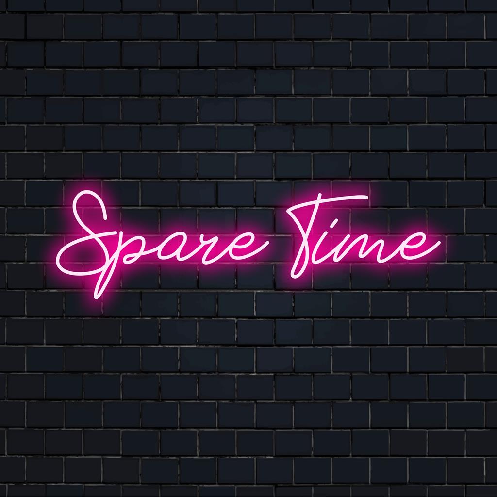 Een op maat gemaakt LED-neonbord met de tekst 'Spare Time' in een levendig, opvallend neonlichtdecor voor een gepersonaliseerde ruimteverbetering.