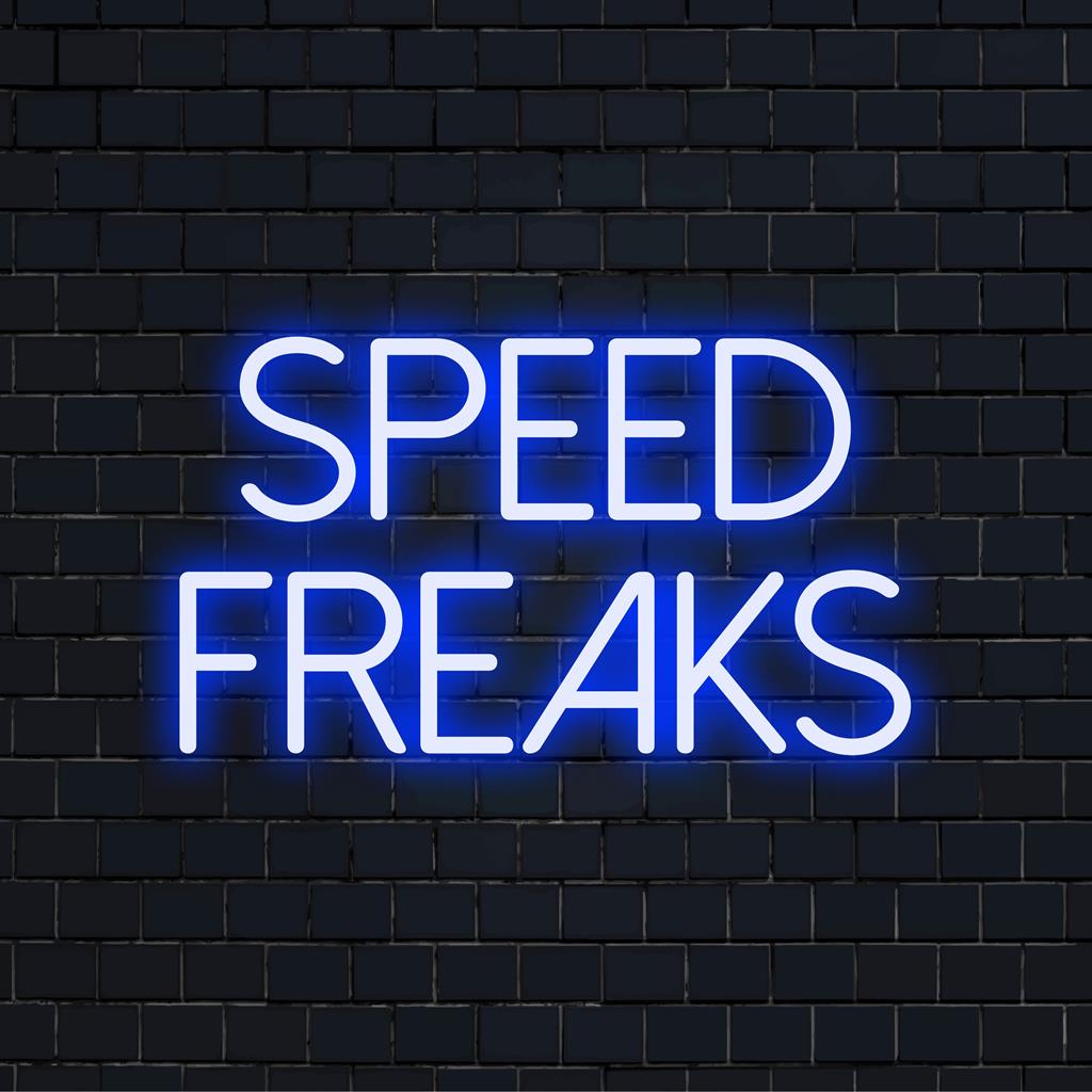 Aangepast LED-neonbord van 'Speed Freaks' met dynamische letters, perfect voor een moderne inrichting en unieke neonlichtkunst.