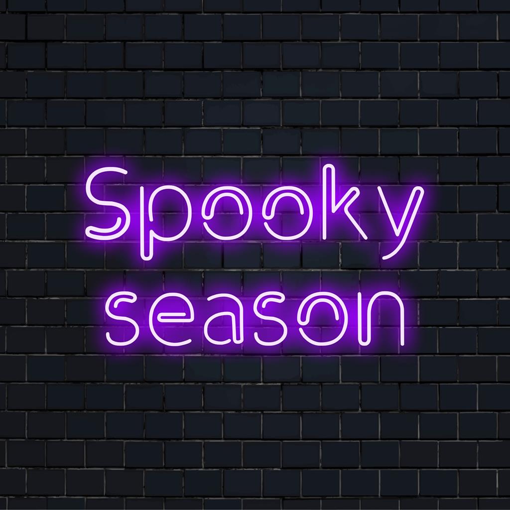 Levendig, op maat gemaakt LED-neonbord met de tekst Spooky Season, met een leuke, feestelijke flair. Perfecte neondecoratie voor Halloween-liefhebbers.