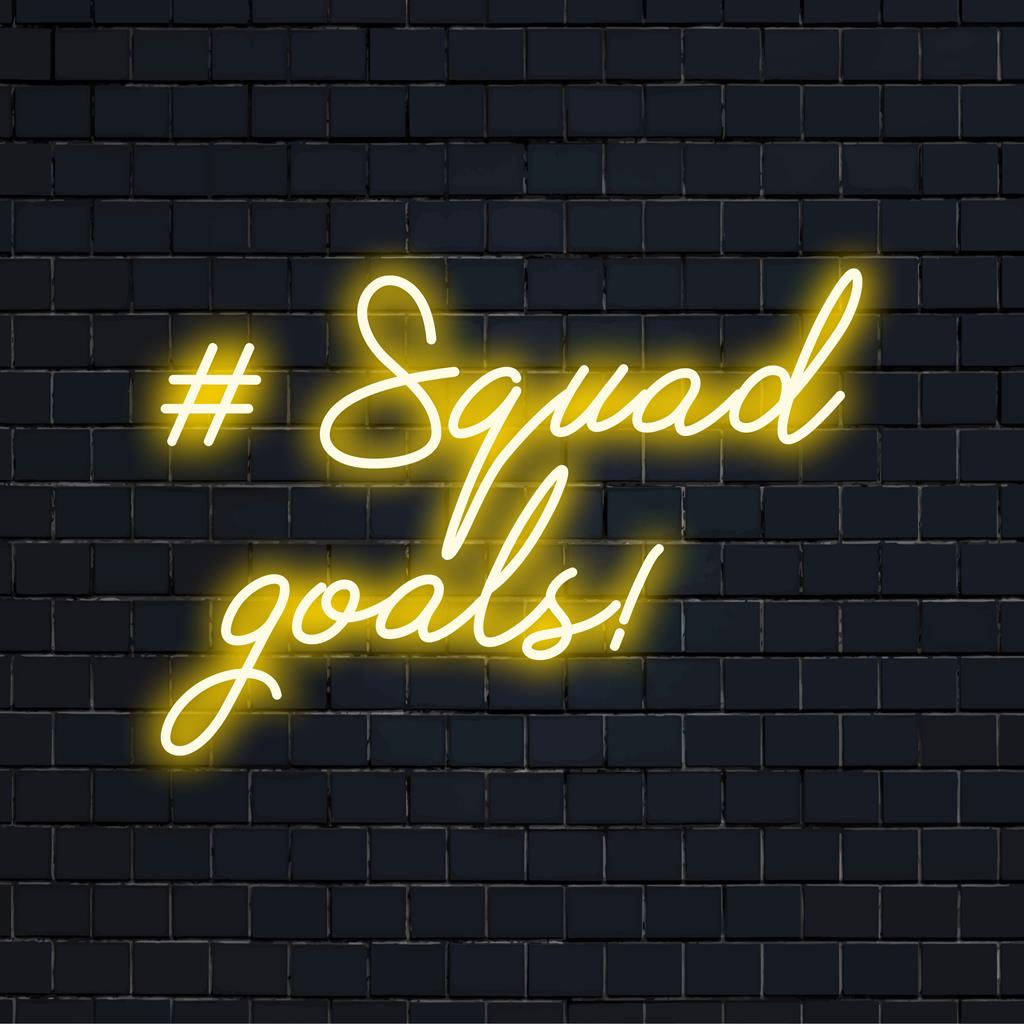 Op maat gemaakt LED-neonbord met '#Squad Goals!' in levendige kleuren, ideaal om elke ruimte een moderne uitstraling te geven.