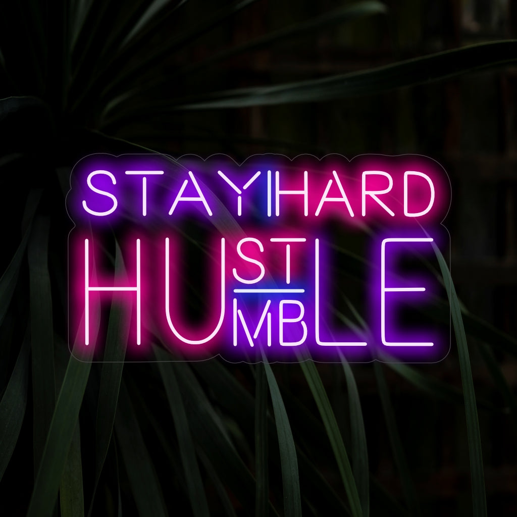 "Stay Humble Hustle Hard Neon Sign" straalt motivatie uit met zijn gloeiende mantra en creëert een sfeer die zowel nederigheid als hard werken aanmoedigt in uw ruimte.