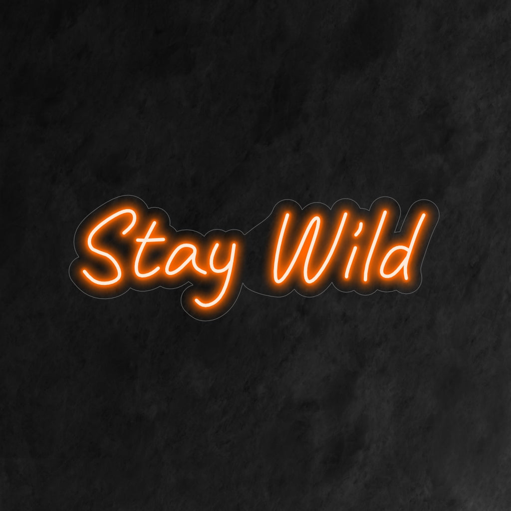 "Stay Wild Neon Sign" is een inspirerende en avontuurlijke toevoeging aan je interieur. Een neonlamp die een vrije en ongetemde kijk op het leven stimuleert.