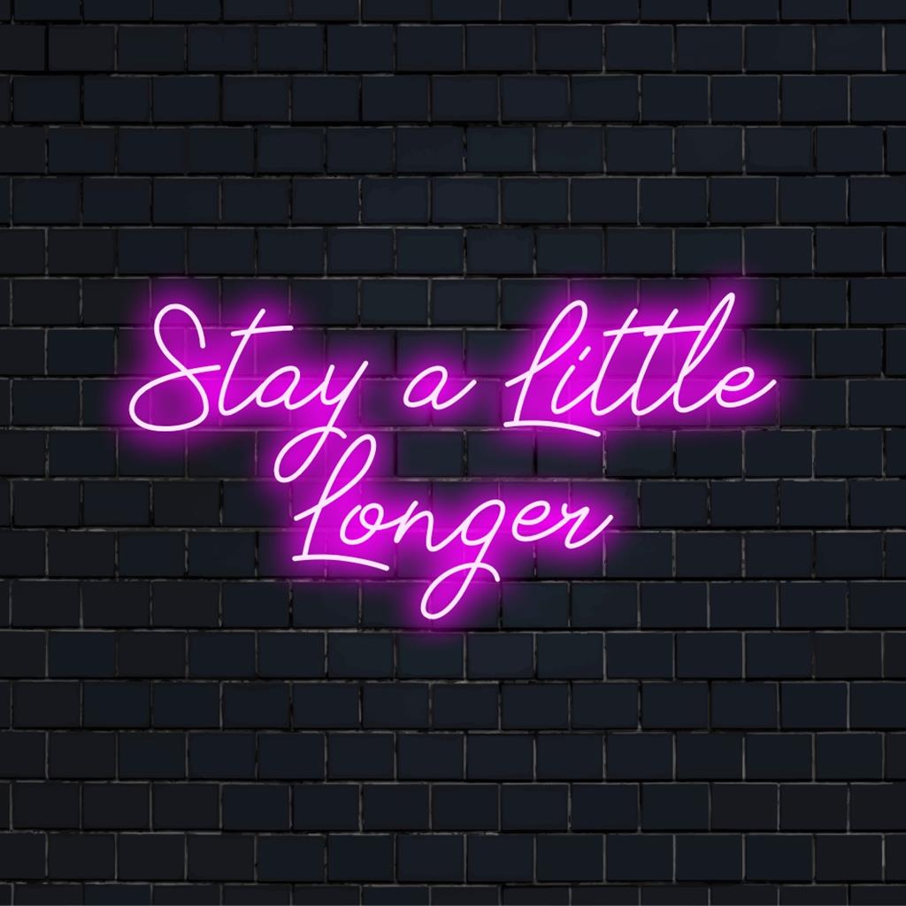 Op maat gemaakt LED-neonbord met de tekst Stay A Little Longer; perfect neonkunstwerk om elke ruimte persoonlijkheid te geven.