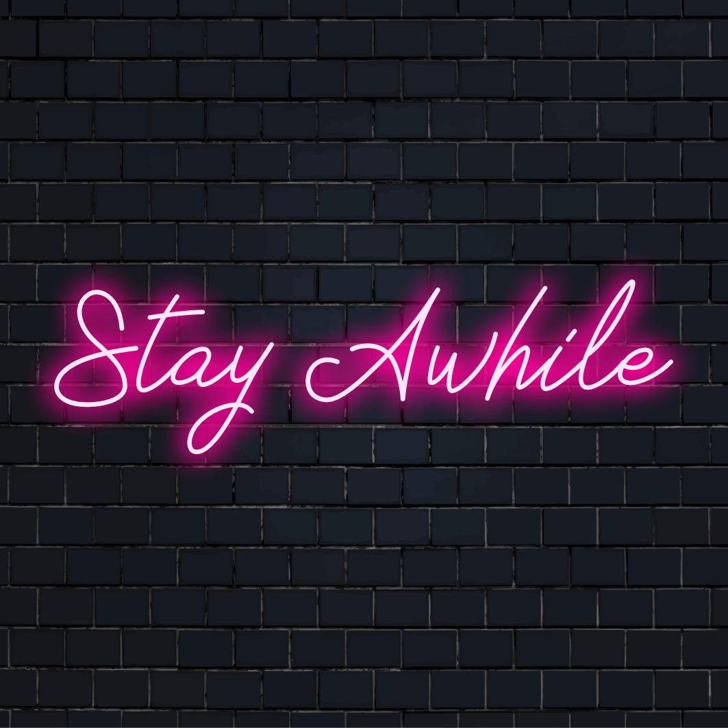 Stay Awhile met gloeiend wit LED-neonschrift; veelzijdig bord voor woninginrichting of winkel, dat warmte en gastvrijheid uitstraalt.