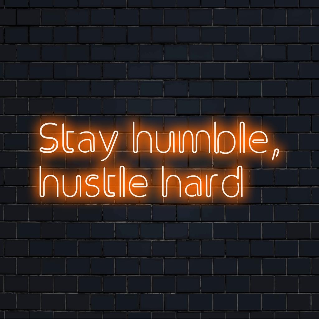 Op maat gemaakt LED-bord met de tekst 'Stay Humble, Hustle Hard'; de perfecte mix van artistieke inspiratie en chique neondecoratie.