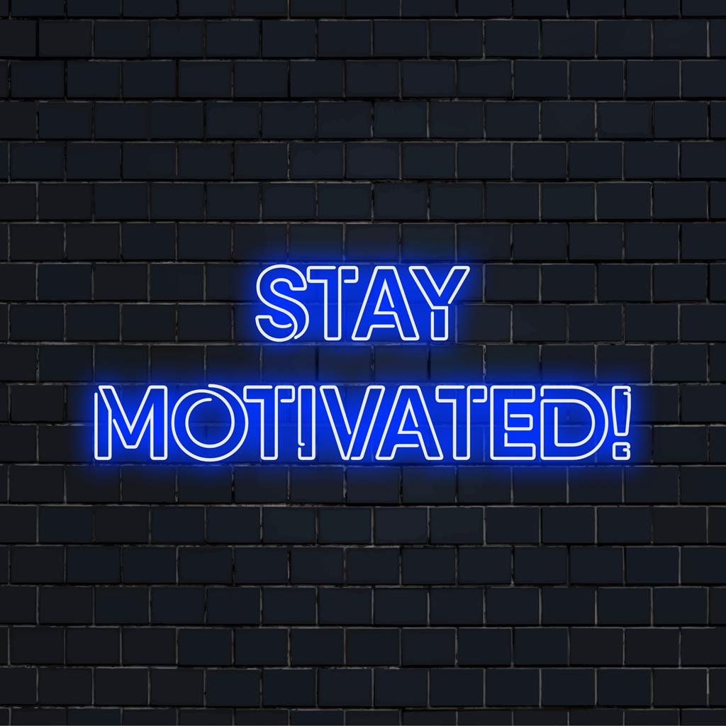 Blijf gemotiveerd! Handgemaakt LED-neonreclameontwerp, levendige neontekstkunst voor een chique neonlichtdecoratie, perfect als op maat gemaakt neonreclamestuk.