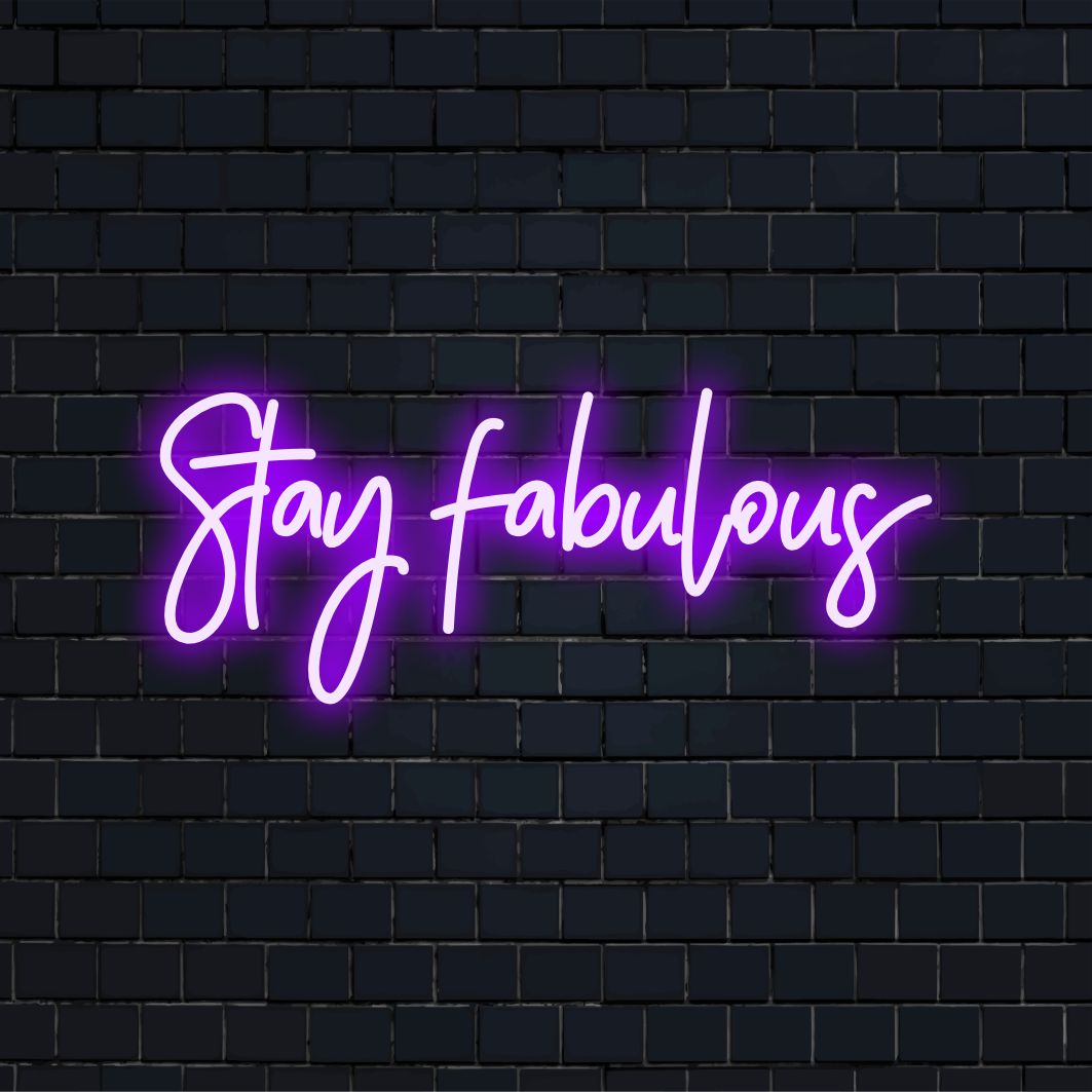 LED-neonreclame met felroze letters met de tekst Stay Fabulous, een chique aanvulling voor elke kamer; ideale lichtdecoratie.