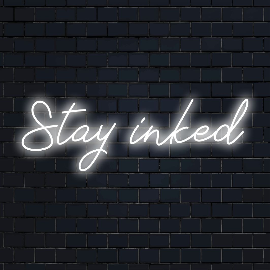Levendig handgemaakt LED-neonbord met de tekst Stay Inked, ideaal voor gepersonaliseerde neoncitaten of op maat gemaakte LED-wanddecoratie.