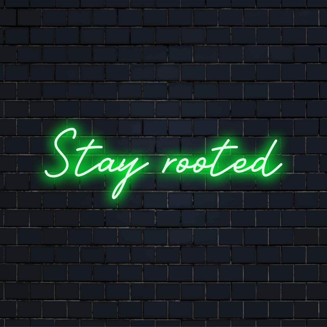 Levendig Stay Rooted LED-neonbord met witte gloed, perfect als gepersonaliseerde neondecoratie voor thuis of als opvallende wandkunst.