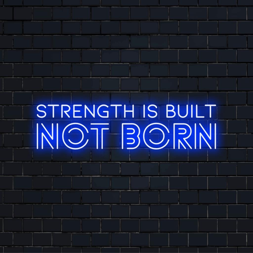 Levendig LED-neonbord met de tekst Strength Is Built Not Born. Perfecte motiverende wandkunst voor persoonlijke ruimtes.