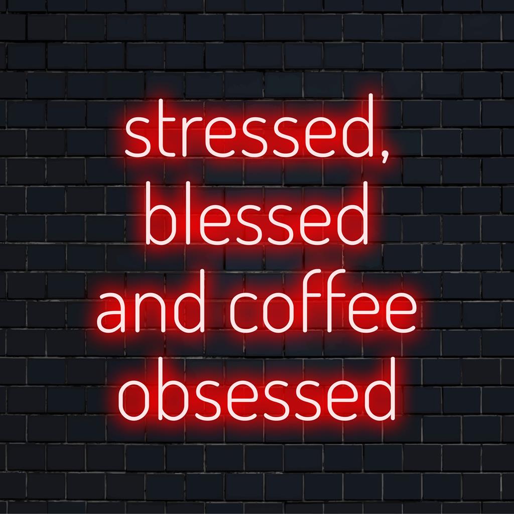 Op maat gemaakt LED-neonbord met de tekst Stressed, Blessed And Coffee Obsessed, perfect als wandkunst en unieke lichtdecoratie.