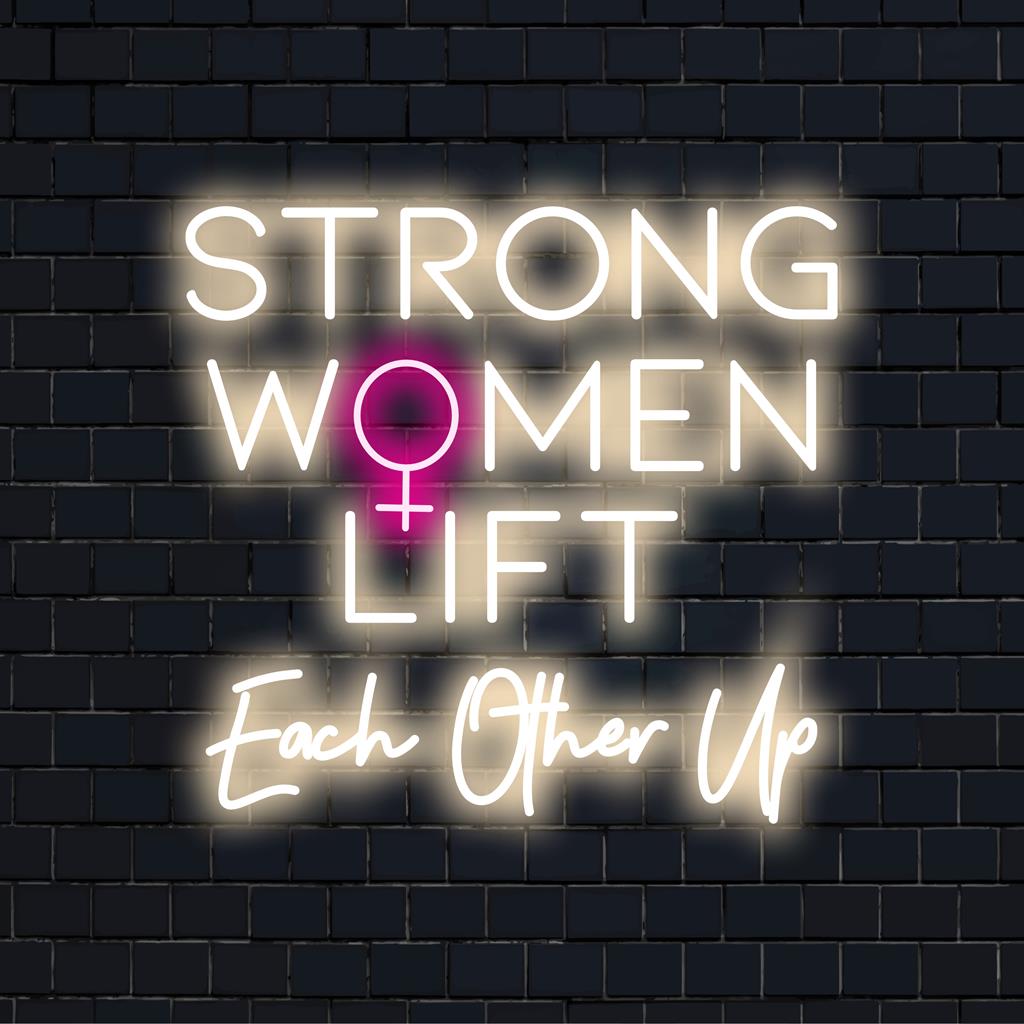 Op maat gemaakt LED-neonbord met de quote Strong Women Lift Each Other Up in stijlvol lettertype, perfect voor een moderne inrichting.