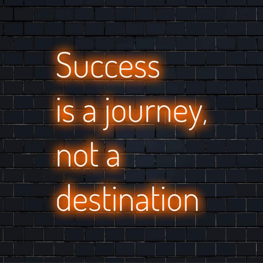 Op maat gemaakt LED-neonbord met de inspirerende tekst: Succes is een reis, geen bestemming. Perfect voor elk motiverend decor.