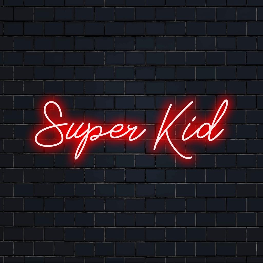 Levendig, speels LED-neonbord met de tekst 'Super Kid', perfecte neondecoratie voor een kinderkamer of speelruimte.