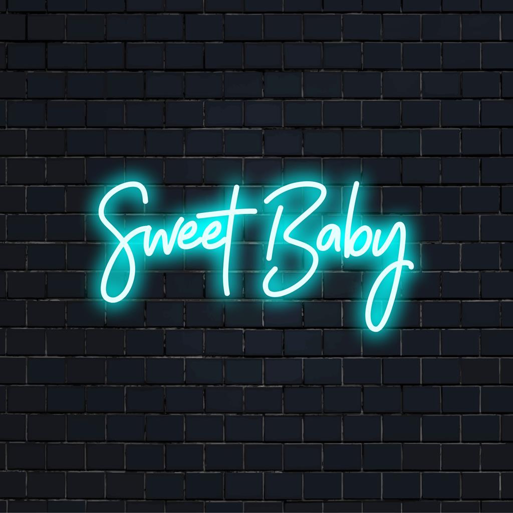 Een aangepast LED-neonbord met de tekst Sweet Baby in vloeiende, cursieve letters, wat een warme gloed en decoratieve charme aan elke ruimte toevoegt.