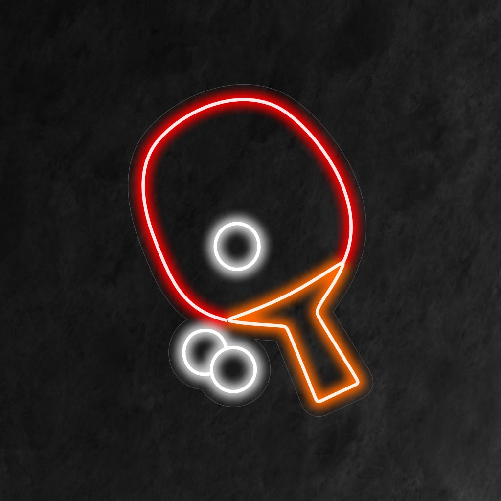 "Table Tennis Racket and Balls Neon Sign" heeft een sportieve uitstraling met een dynamisch ontwerp en zorgt voor een energieke gloed die de spanning en het plezier van het spel in uw ruimte vastlegt.