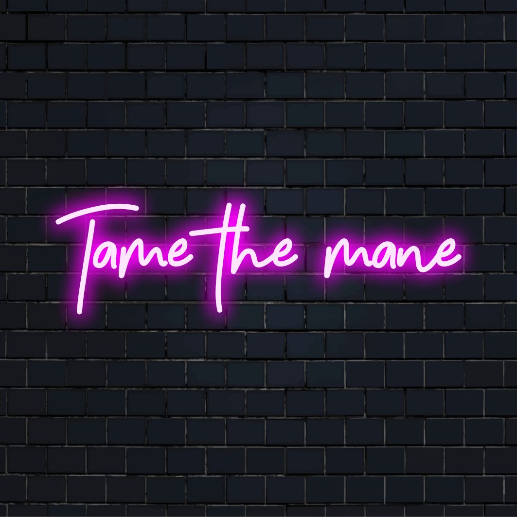 Levendige led-reclame met 'Tame The Mane', die elke ruimte een persoonlijke gloed geeft. Kunst op maat met neonglans.