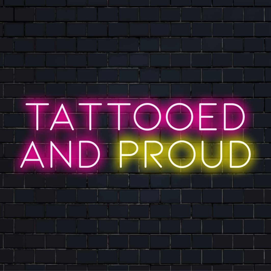 LED-neonbord met de tekst Tattooed And Proud; levendig handgemaakt ontwerp met gepersonaliseerde neonkunst.