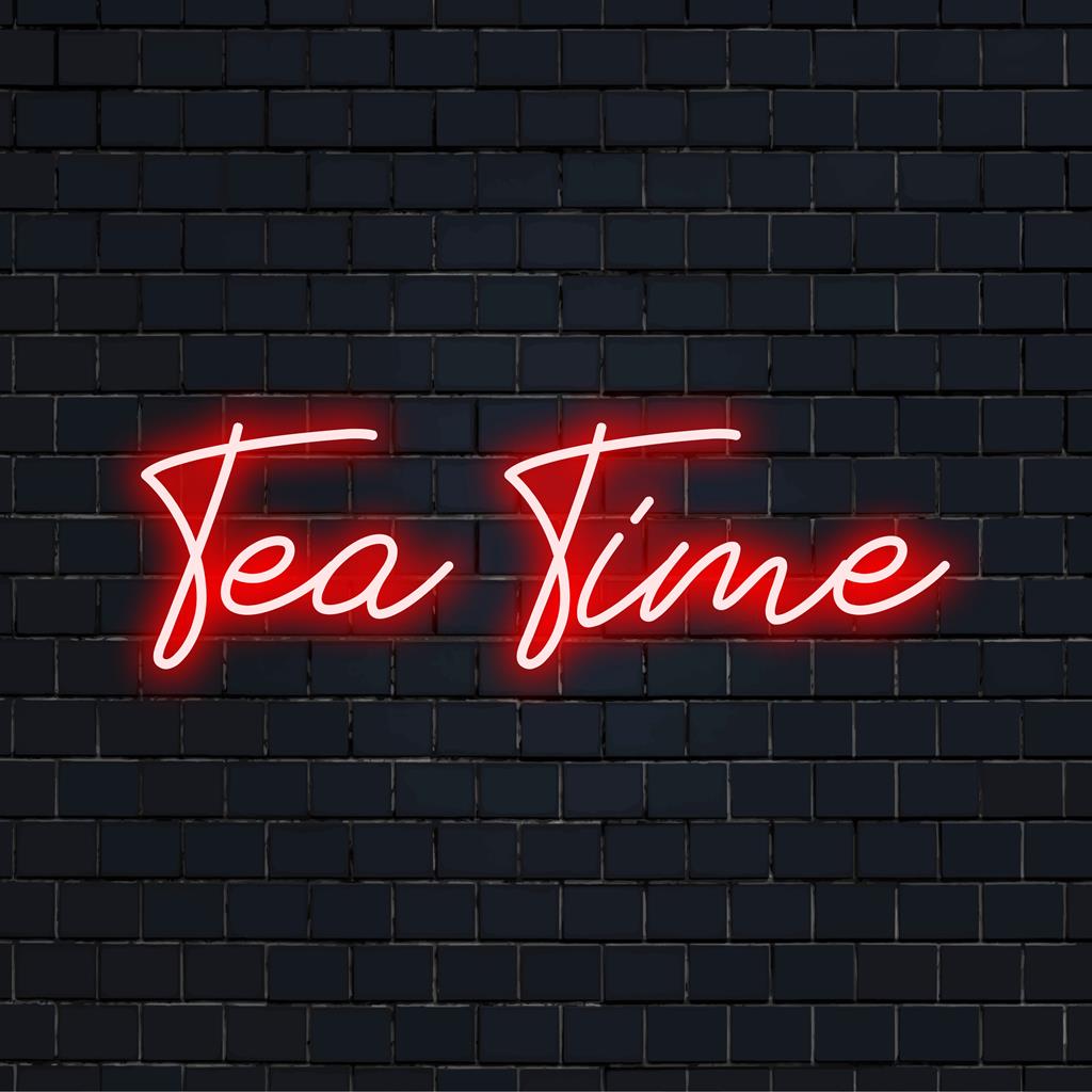 LED-neonbord met een heldere Tea Time-tekst, perfect voor een gezellige inrichting; combineert neoncitaten en grafische ontwerpelementen.