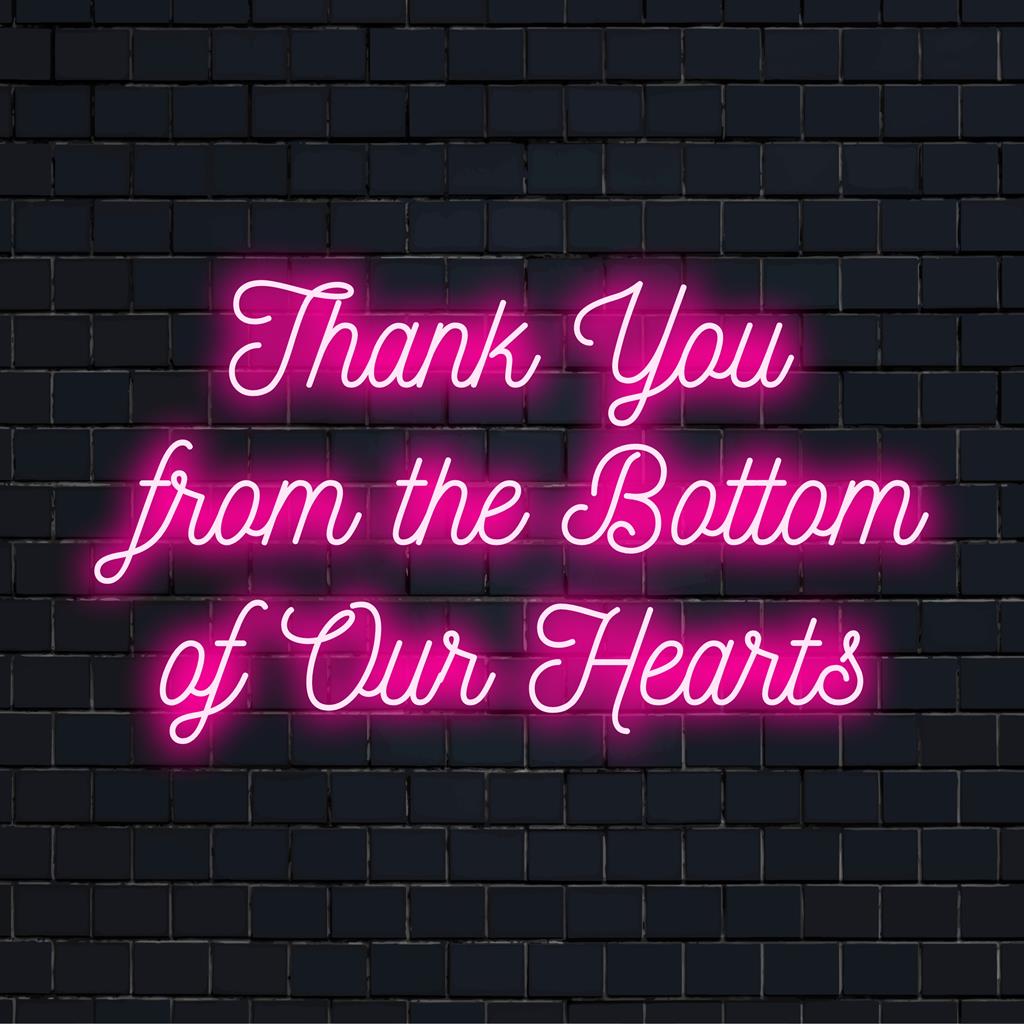 Op maat gemaakt LED-neonbord met de tekst Thank You From The Bottom Of Our Hearts in levendige kleuren; de perfecte wanddecoratie voor het uiten van oprechte gevoelens.