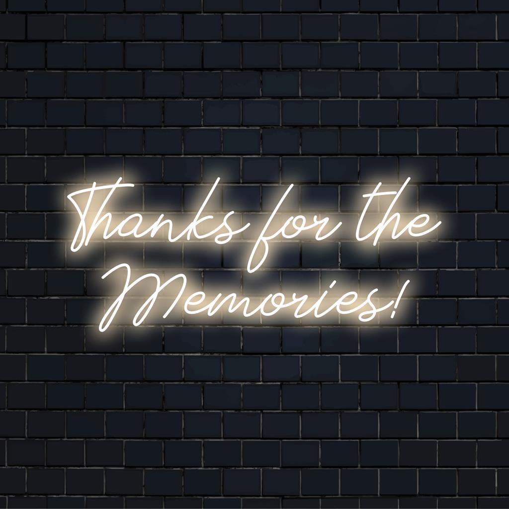 Op maat gemaakt LED-neonbord met de tekst Thanks For The Memories! in een levendige, oplichtende tekst, wat uw interieur een boost geeft.