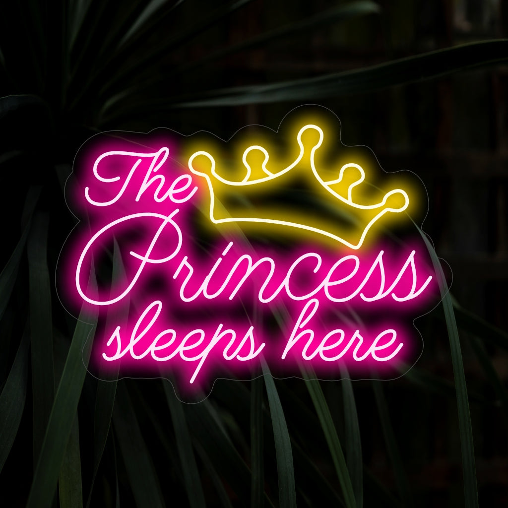 "The Princess Sleeps Here Neon Sign" is een charmante boodschap met een zacht licht, die een betoverende sfeer creëert die past bij het koningshuis.