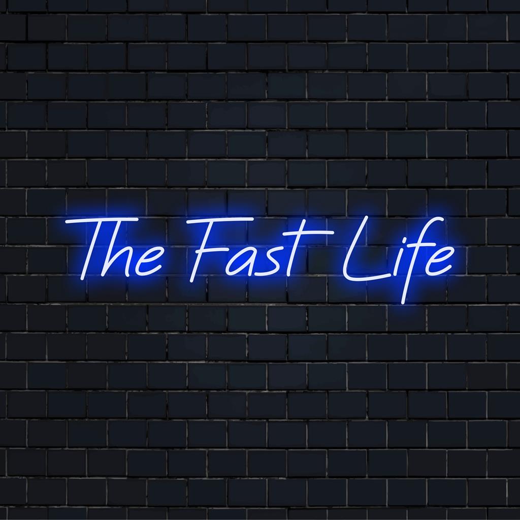 Een dynamisch, op maat gemaakt LED-neonbord dat de essentie van snelheid en spanning vastlegt, perfect voor moderne wanddecoratie.