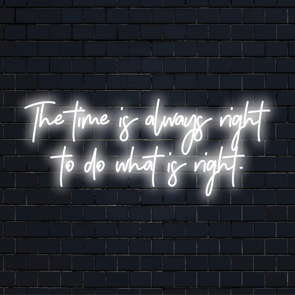 Een op maat gemaakt LED-neonbord met de tekst The Time Is Always Right To Do What Is Right, perfect voor een levendige muurdecoratie.