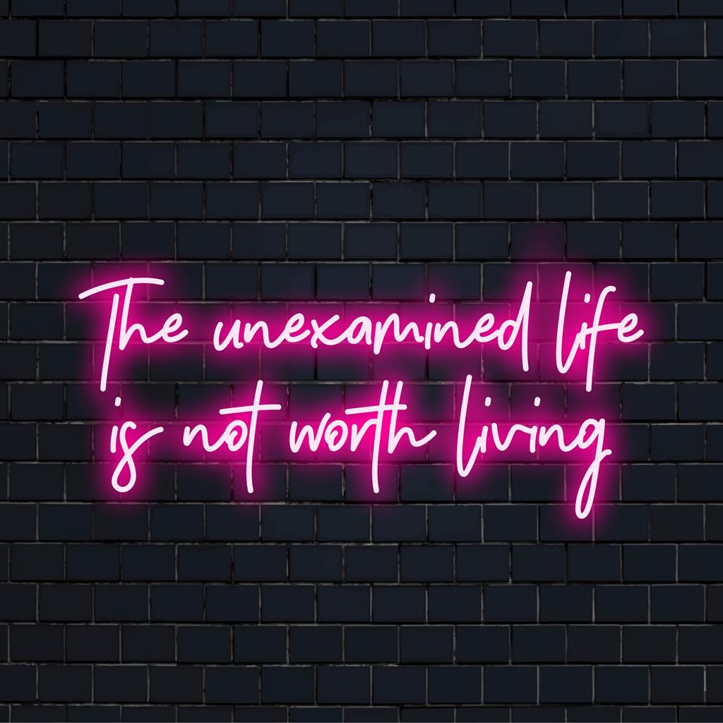 LED-neonreclame met de tekst The Unexamined Life Is Not Worth Living in levendige kleuren, het perfecte decor voor een tot nadenken stemmende inrichting.