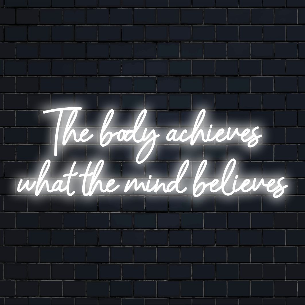 Op maat gemaakt LED-neonbord met de tekst The Body Achieves What The Mind Believes, ideaal als inspirerende neon-muurdecoratie.