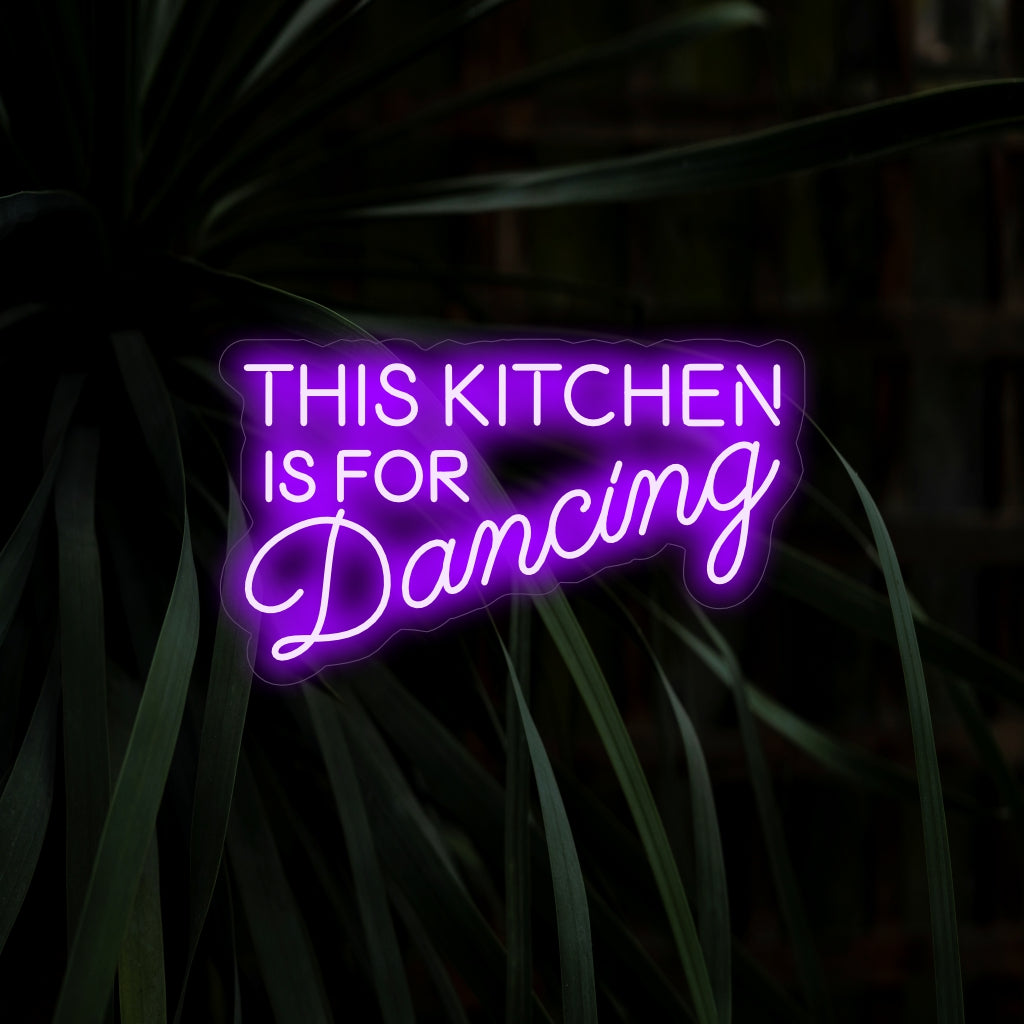 "This Kitchen Is For Dancing Neon Sign" zorgt voor levendigheid met zijn speelse boodschap en werpt een sprankelende gloed op die aanzet tot vrolijke momenten en dansen in uw keuken.
