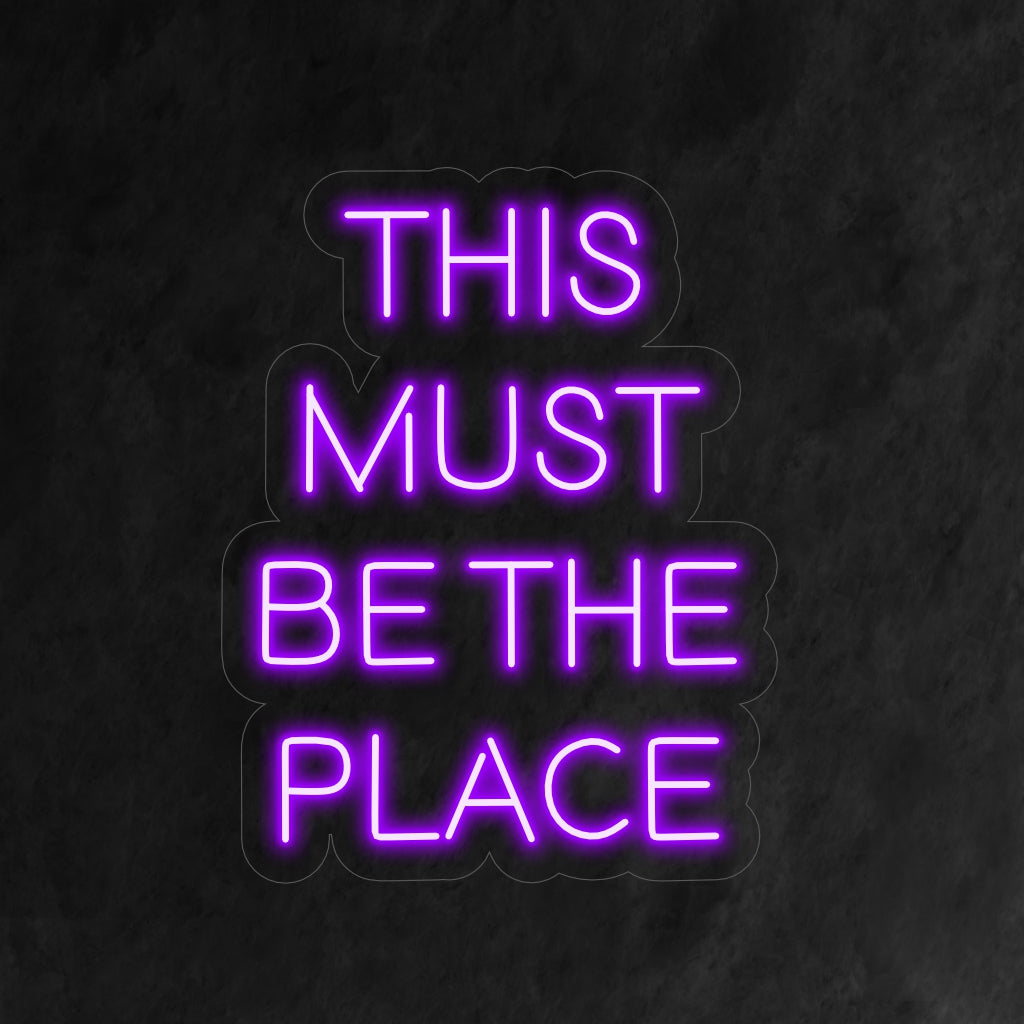 "This Must Be the Place Neon Sign" roept nostalgie op met zijn gastvrije boodschap en werpt een warme gloed op die het comfort en de vertrouwdheid van een speciale plek in uw ruimte viert.