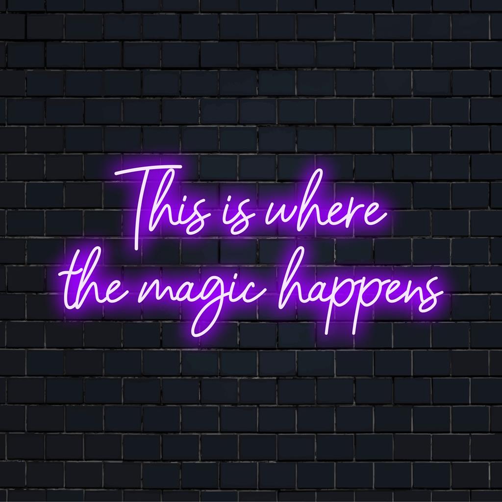 Op maat gemaakt LED-neonbord met de tekst This Is Where The Magic Happens, met levendige kleuren voor een opvallende wanddecoratie.