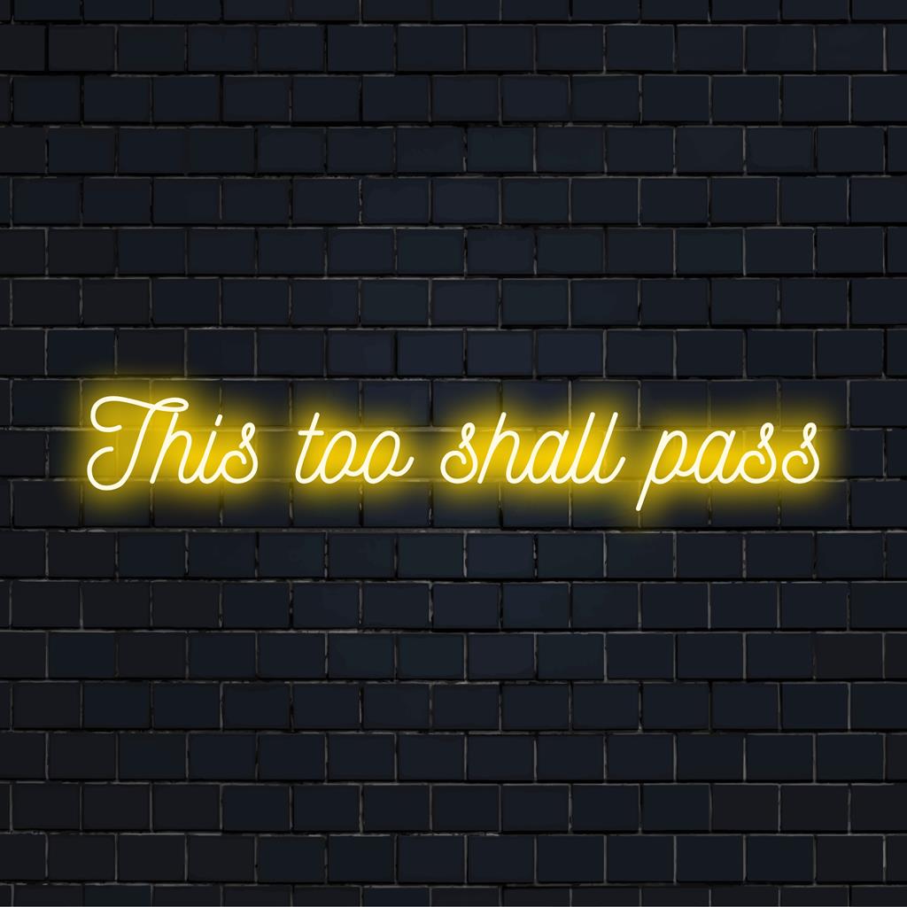 Het elegante This Too Shall Pass LED-neonbord straalt inspiratie uit en is perfect als neonkunst met quotes en als opbeurende wanddecoratie.