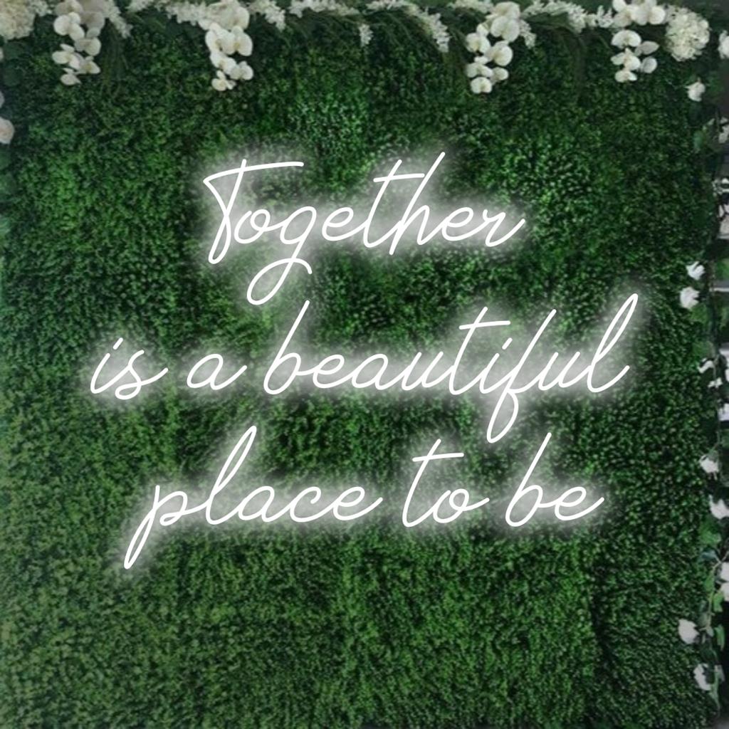 Een op maat gemaakt LED-neonbord met de quote Together Is A Beautiful Place To Be, gloeiend in levendige kleuren, perfect voor thuisdecoratie.