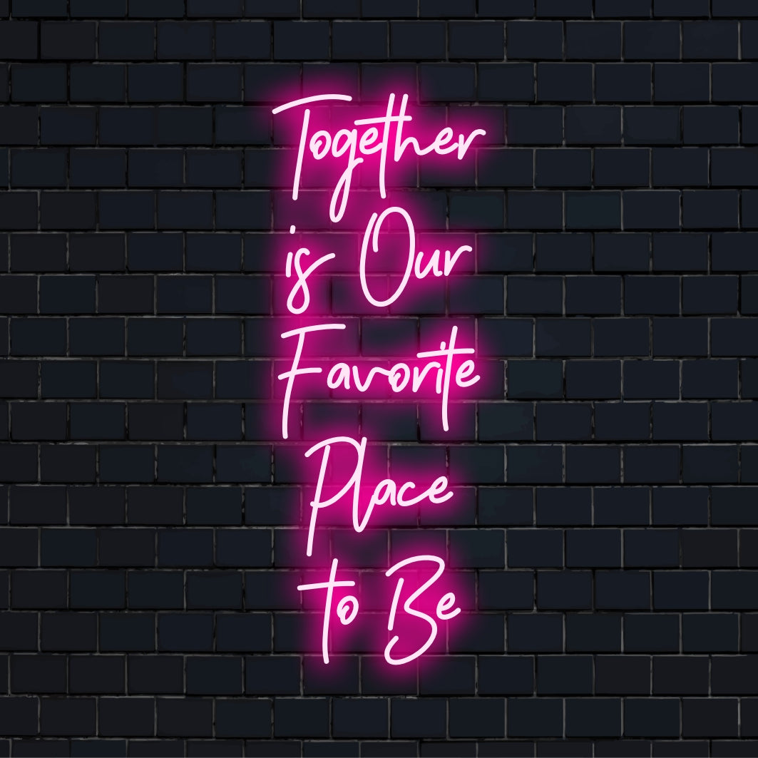 Gepersonaliseerd LED-neonbord met de tekst 'Samen is onze favoriete plek om te zijn': een perfecte mix van gepersonaliseerde neonkunst en decoratie.