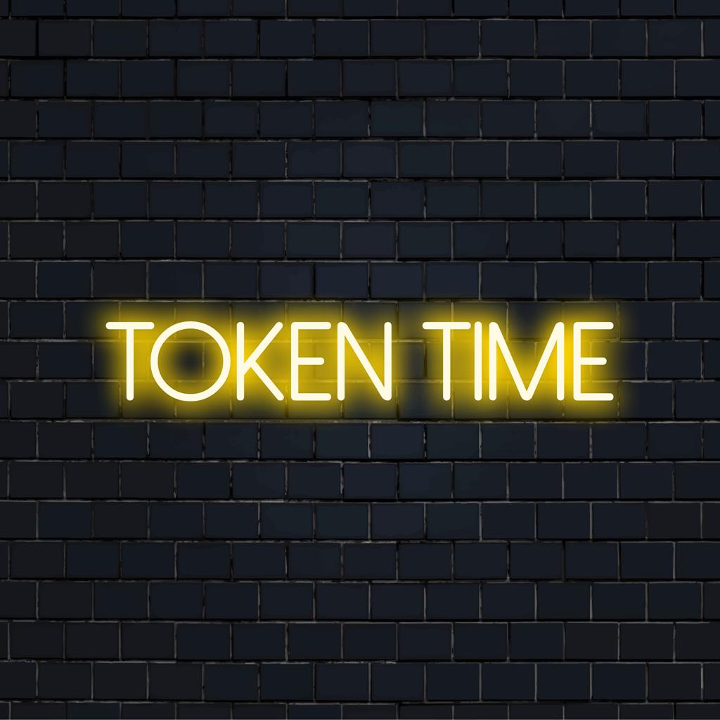 Gepersonaliseerde LED-neonreclame met de tekst 'Token Time', perfect voor een levendige decoratie. Neonlichtkunst voor aan de muur combineert stijl en personalisatie.