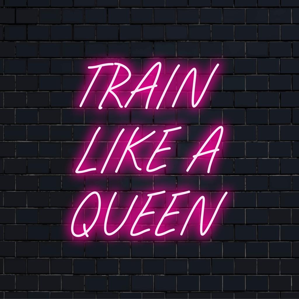 Een aangepast LED-neonbord met de tekst Train Like A Queen, perfect voor motiverende neondecoraties en inspirerende fitnessruimtes.