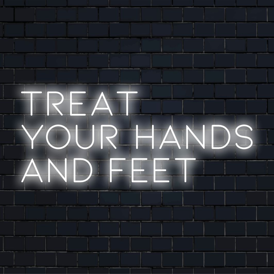 Opvallend LED-neonbord met de tekst 'Treat Your Hands And Feet' in vetgedrukte letters; ideaal voor levendige muurdecoratie.