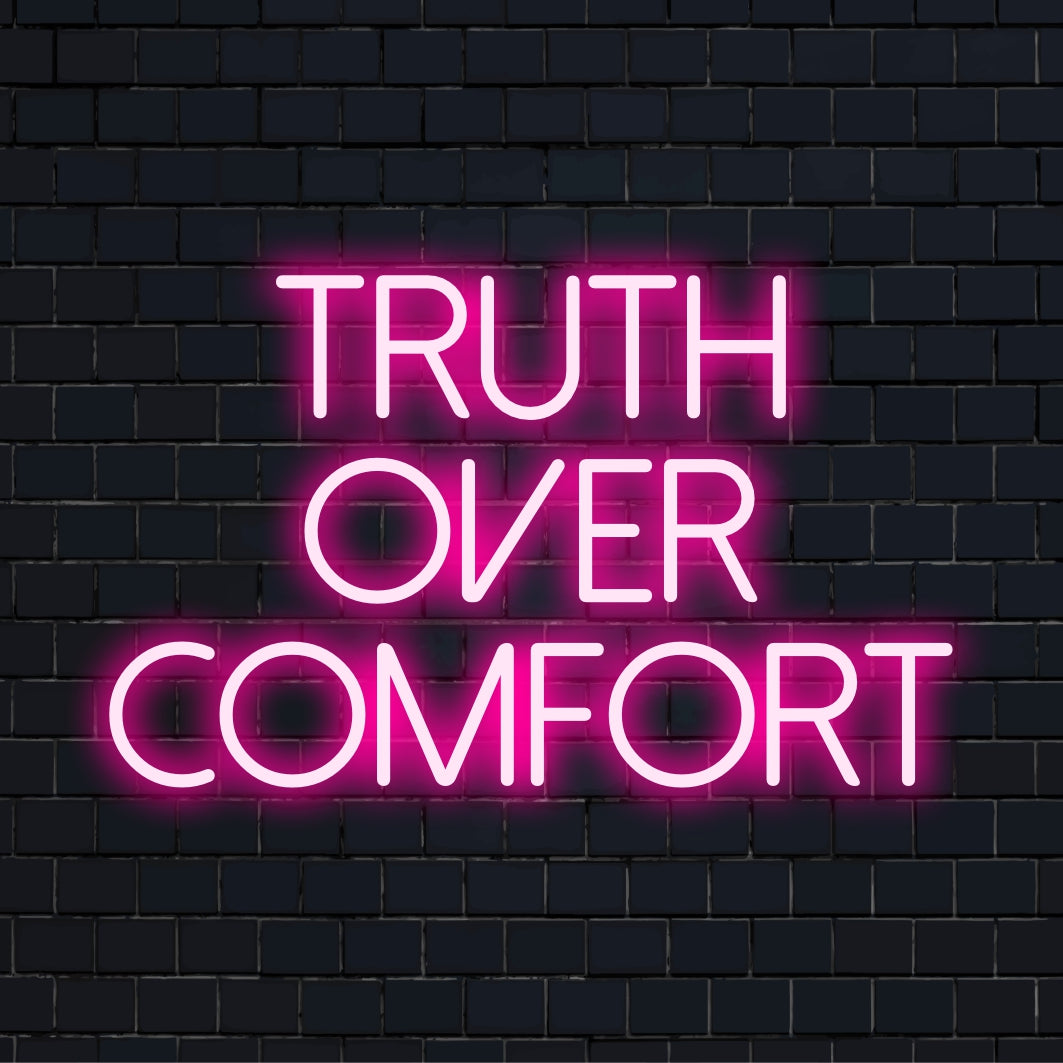 LED-neonbord met opvallende witte tekst 'Truth Over Comfort', een minimalistisch en strak neonlichtdecor.