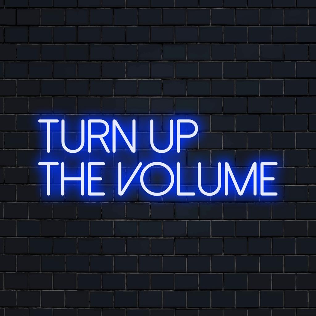 Op maat gemaakt LED-neonbord met de tekst Turn Up The Volume; de perfecte mix van levendige neonkunst en opvallende decoratie.