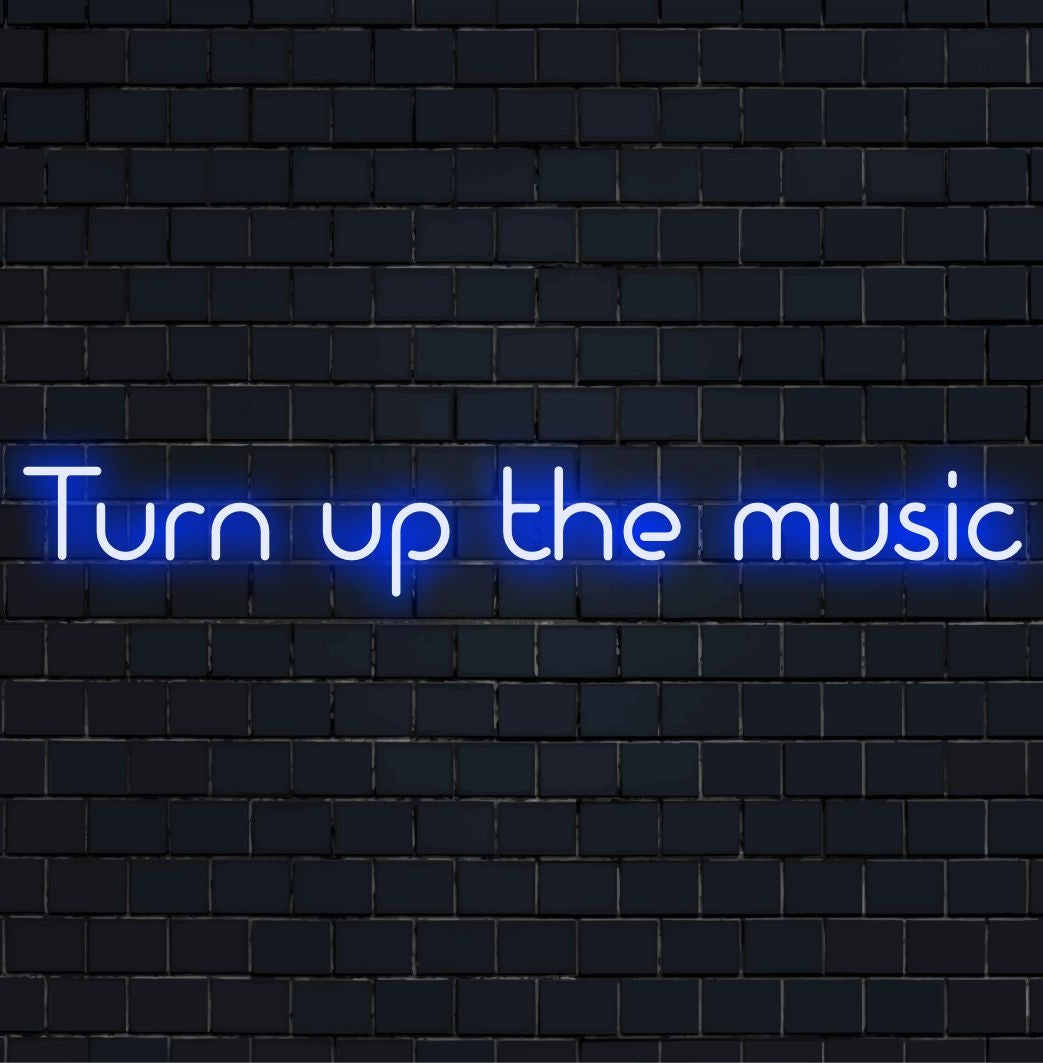 Op maat gemaakt LED-neonbord met de tekst Turn Up The Music in levendige kleuren, ideaal voor een energieke inrichting en muziekliefhebbers.