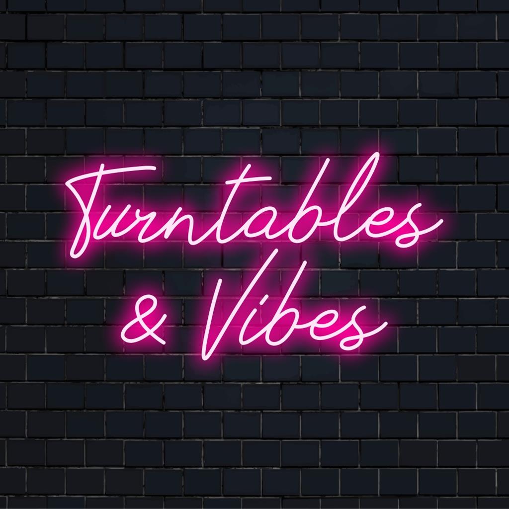 Levendig LED-neonbord dat is ontworpen om draaitafels en vibes na te bootsen. Perfecte kunst op maat voor elke moderne ruimte of het interieur van een muziekliefhebber.