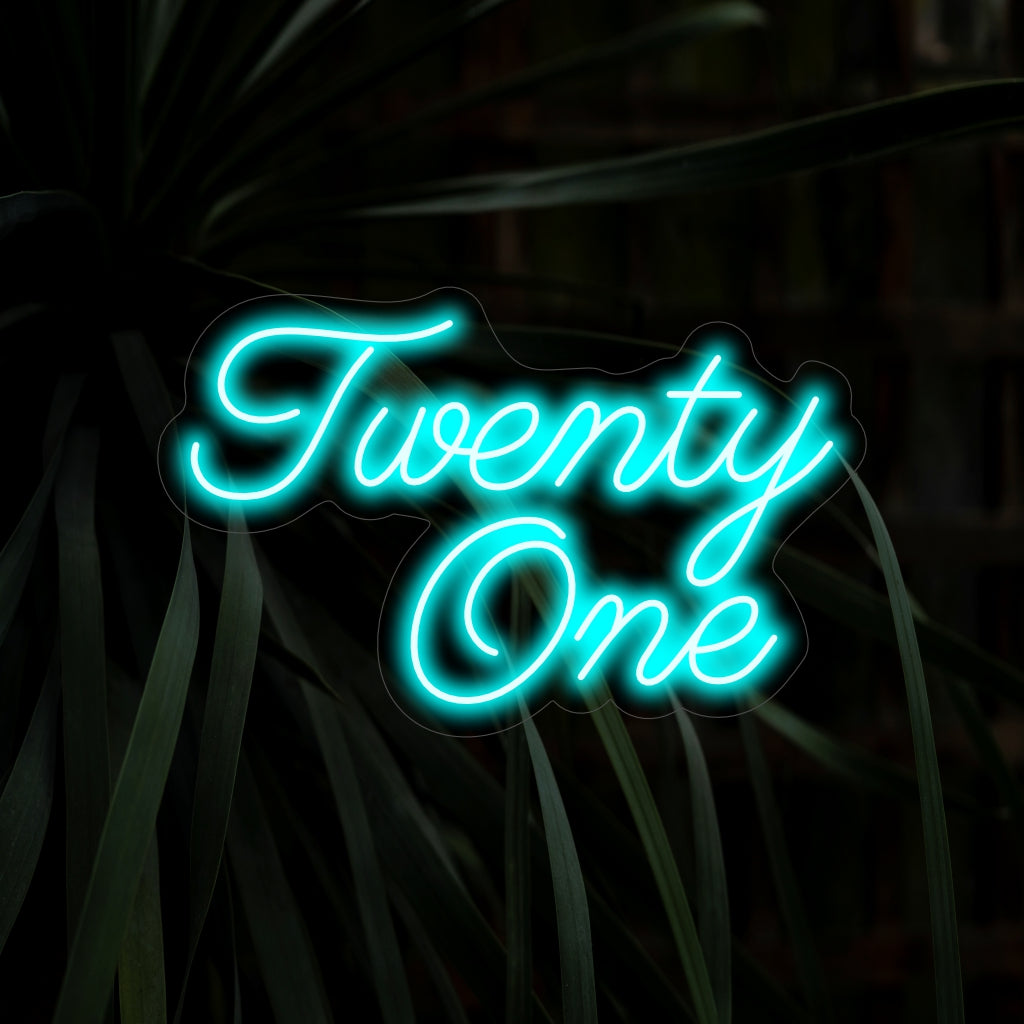 "Twenty One Neon Sign" geeft een modern tintje met zijn strakke cijfers en zorgt voor een coole gloed die een stijlvolle en eigentijdse sfeer in uw ruimte creëert.