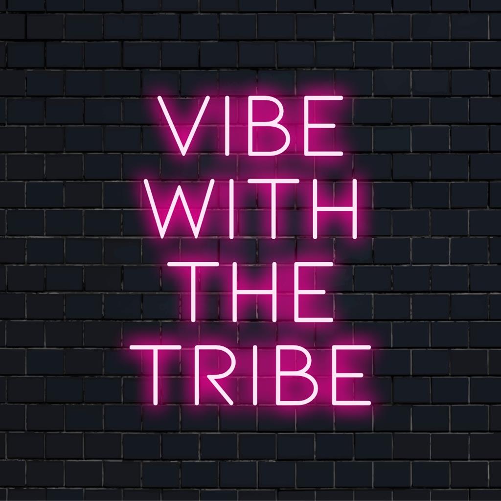 Op maat gemaakt LED-neonbord met de tekst Vibe With The Tribe in levendige kleuren; perfect voor unieke muurdecoratie en sfeer in huis.