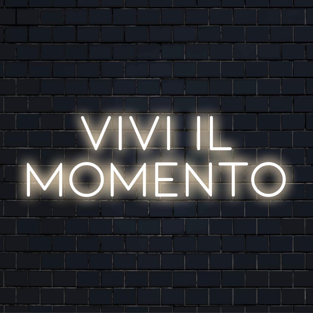 Op maat gemaakt LED-neonbord, elegant opschrift met de tekst Vivi IL Momento, levendige lichtdecoratie voor een stijlvolle ambiance.