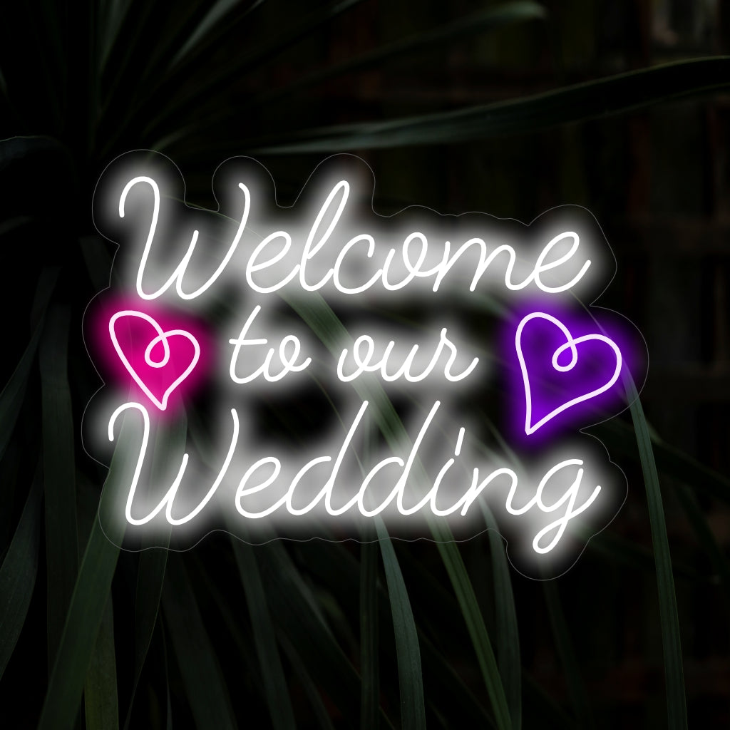 "Welcome To Our Wedding Neon Sign" nodigt u uit met vreugde en viert met zijn neonlicht de verbintenis van twee harten op uw trouwlocatie.